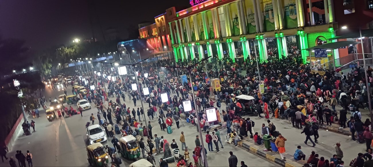 HİNDİSTAN'DA YAŞANAN TREN İSTASYONU İZDİHAMI