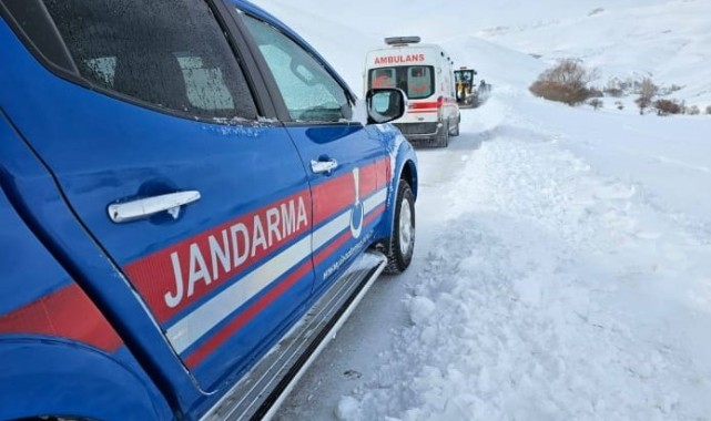 Hınıs ilçesinde deprem sonrası jandarma ekipleri yardıma koştu