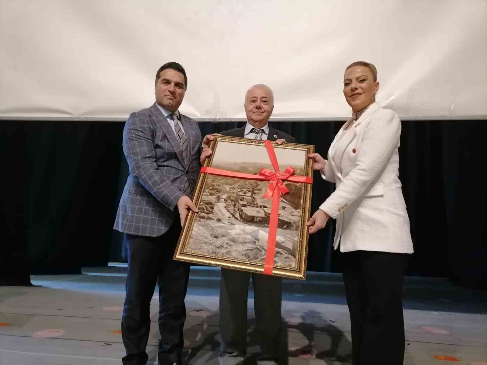 HINIS KÜLTÜRÜ VE FOLKLORU KONFERANSI YAPILDI