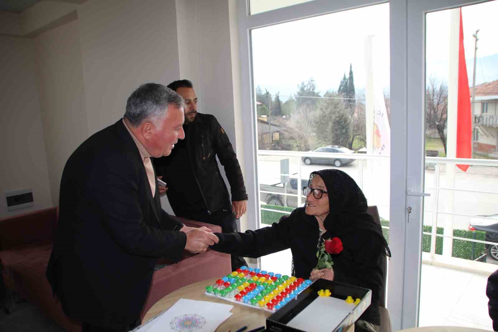 HONAZ BELEDİYE BAŞKANI VATANDAŞLARI SEVGİLİLER GÜNÜNDE UNUTMADI