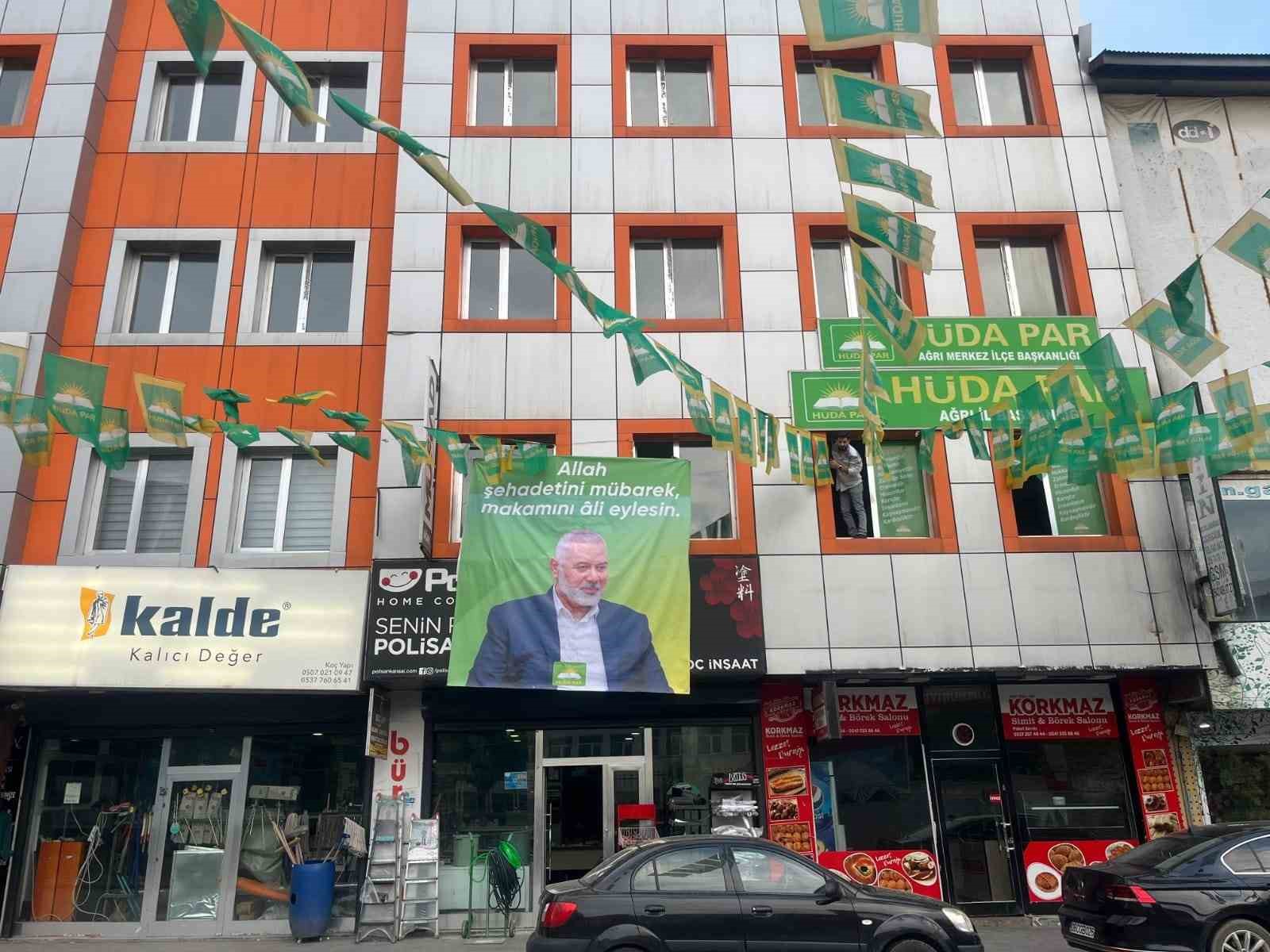 HÜDA PAR AĞRI İL BAŞKANLIĞI'NA FİLİSTİN ŞEHİDİ İSMAİL HENİYYE'NİN DEV POSTER ASILDI