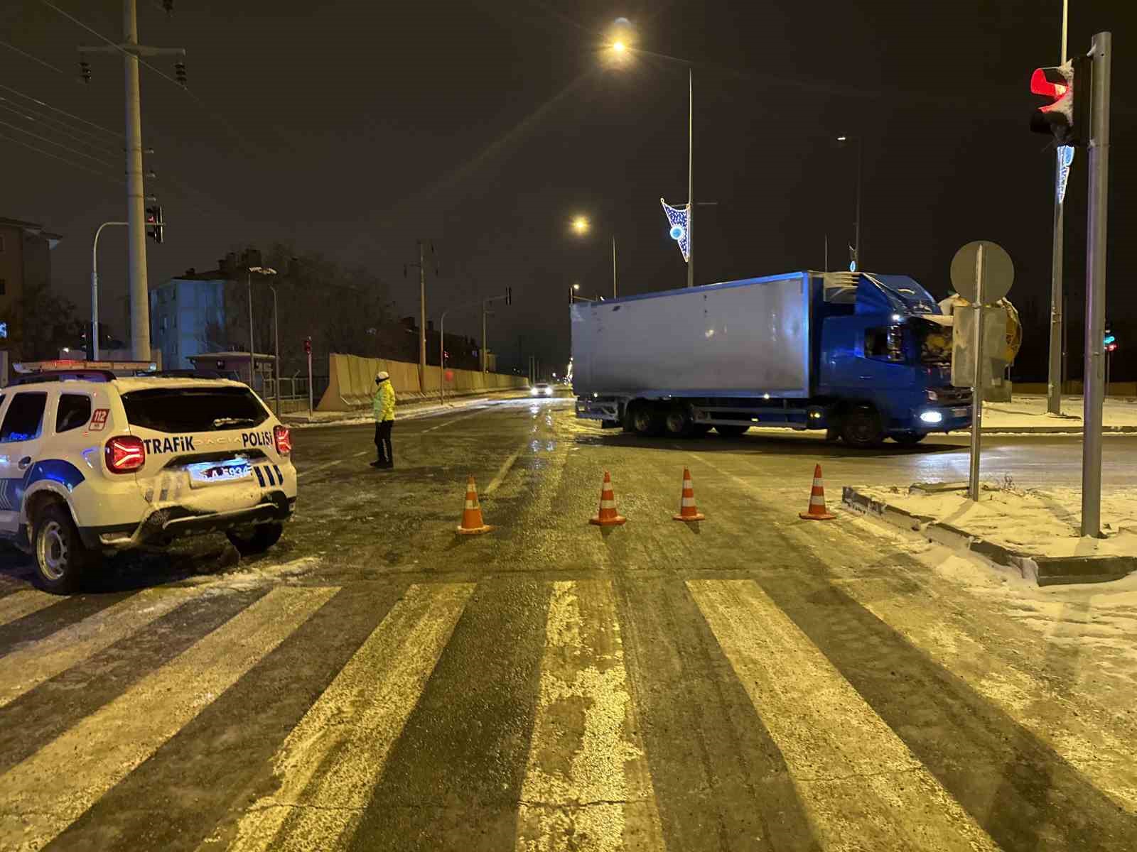 IĞDIR'DA KAR YAĞIŞI NEDENİYLE YOL ULAŞIMA KAPANDI
