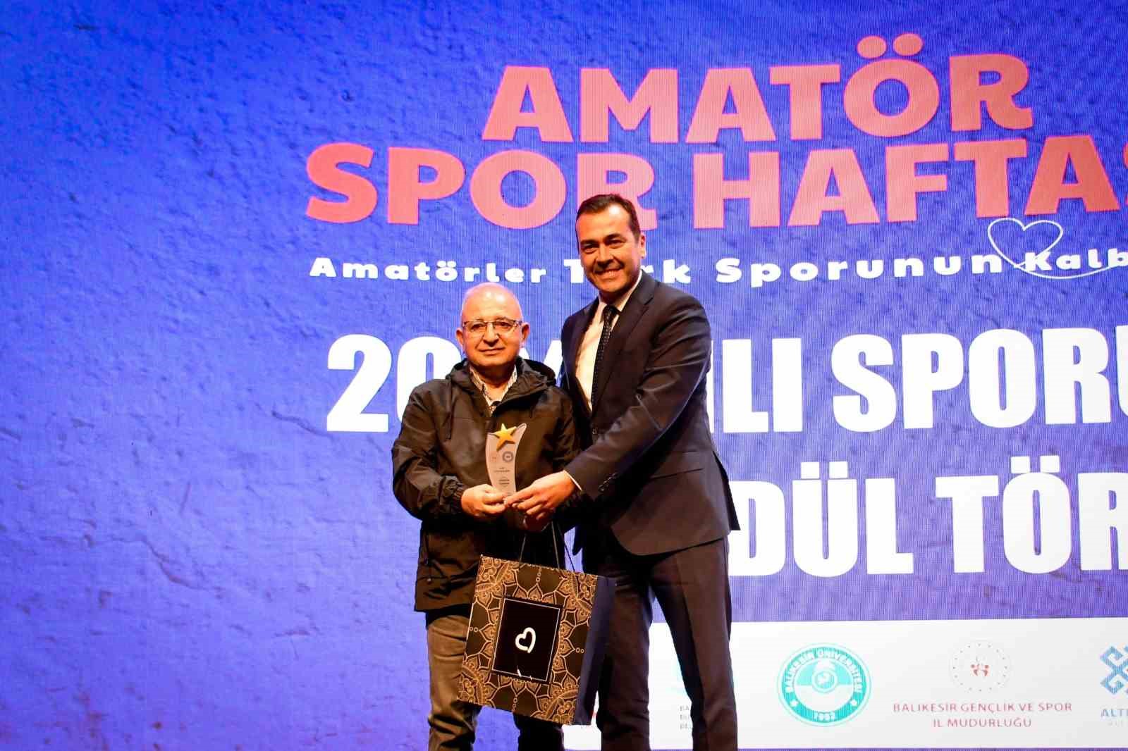 İHA MUHABİRİ HÜSEYİN TOKMAK YILIN SPOR MUHABİRİ ÖDÜLÜNÜ ALDI