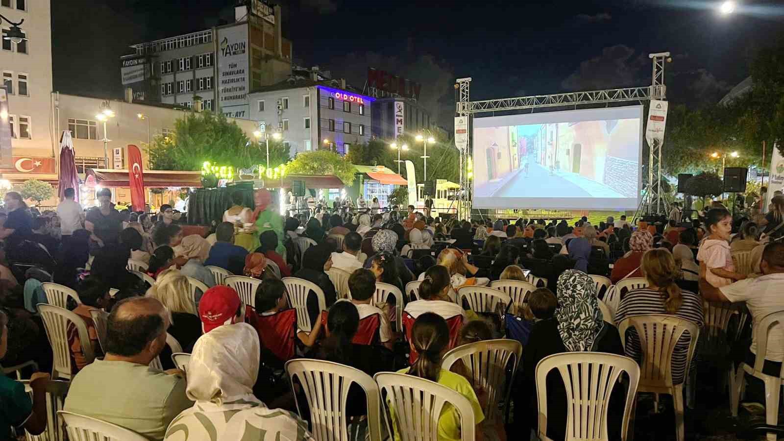 İLKADIM BELEDİYESİ VE ALIŞVERİŞ MERKEZİ ORTAKLAŞA DÜZENLEDİĞİ AÇIK HAVA SİNEMA FESTİVALİ YOĞUN İLGİ GÖRDÜ
