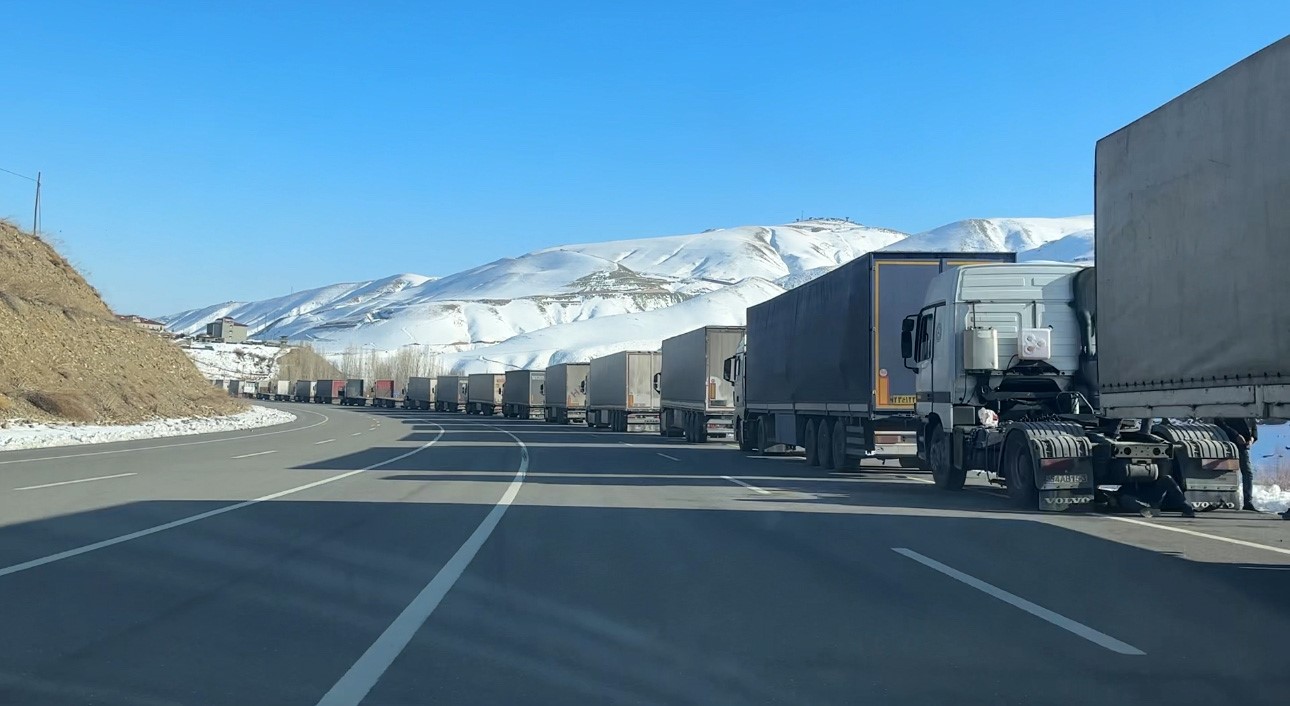 İRAN'DA SİSTEMSEL SORUN YÜZÜNDEN ESENDERE GÜMRÜK KAPISI'NDA TIR KUYRUĞU OLUŞTU