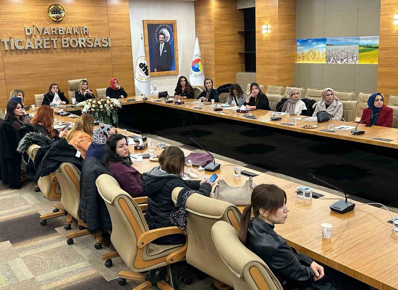 İŞ KADINLARINA E-TİCARET VE DİJİTAL PAZARLAMA EĞİTİMİ VERİLDİ