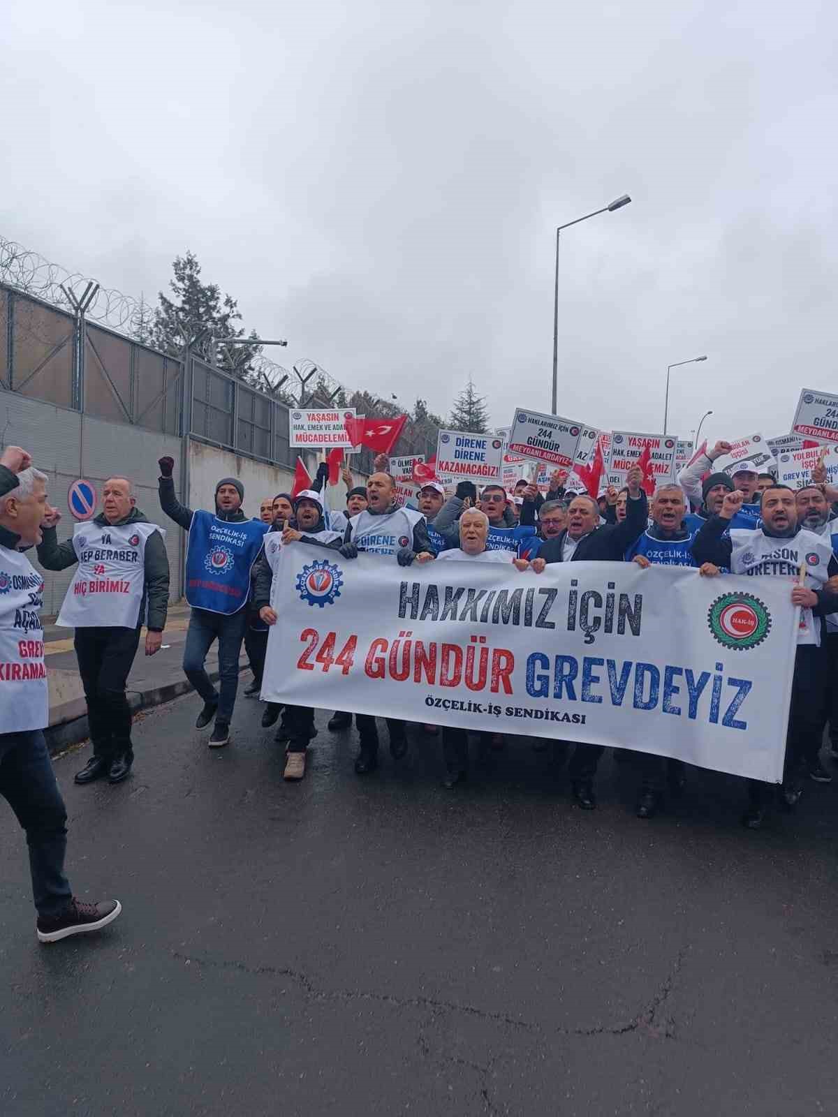 İŞÇİLER ANKARA'DA ÇALIŞMA BAKANLIĞI ÖNÜNDE TALEPLERİNİ DİLE GETİRDİ