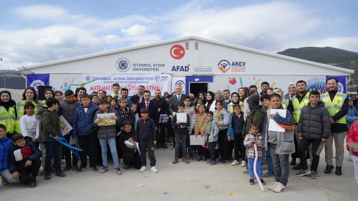 İSTANBUL AYDIN ÜNİVERSİTESİ DEPREM BÖLGESİNDE MATEMATİK VE EĞİTİM FESTİVALİ DÜZENLEDİ