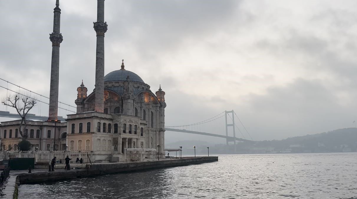İSTANBUL BOĞAZI SİS ALTINDA! KARTPOSTALLIK MANZARA ORTAYA ÇIKTI