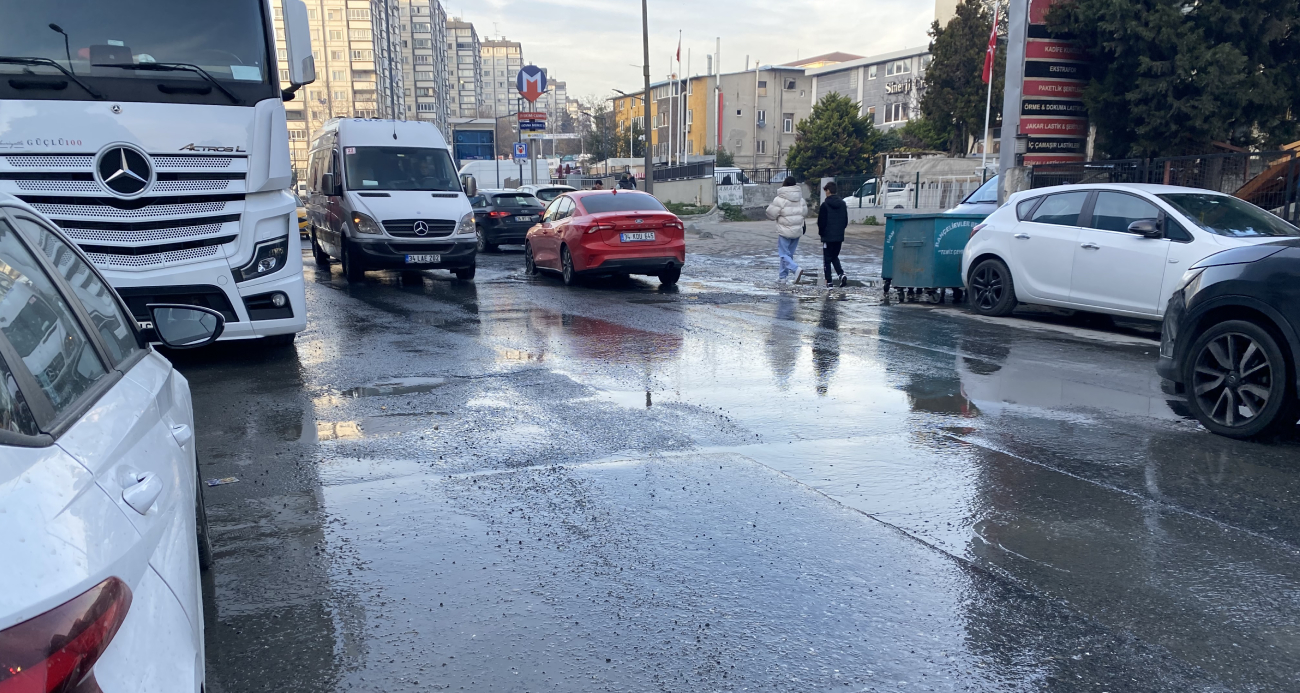 İSTANBUL YENİBOSNA'DA KANALİZASYON TAŞTI, VATANDAŞLAR İSYAN ETTİ