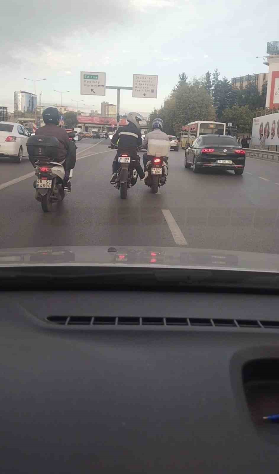 İSTANBUL'DA MOTOSİKLET SÜRÜCÜSÜNE DESTEK ŞAŞIRTICI ANLAR!