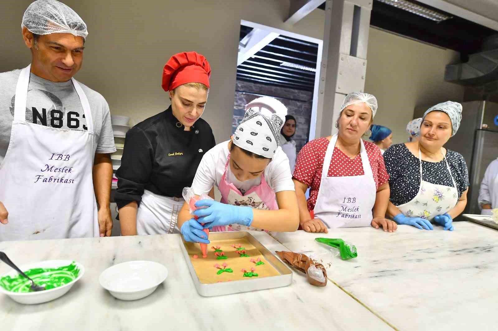 İZMİR BÜYÜKŞEHİR BELEDİYESİ MESLEK FABRİKASI'NDAN PASTACILIK KURSUNA BÜYÜK İLGİ