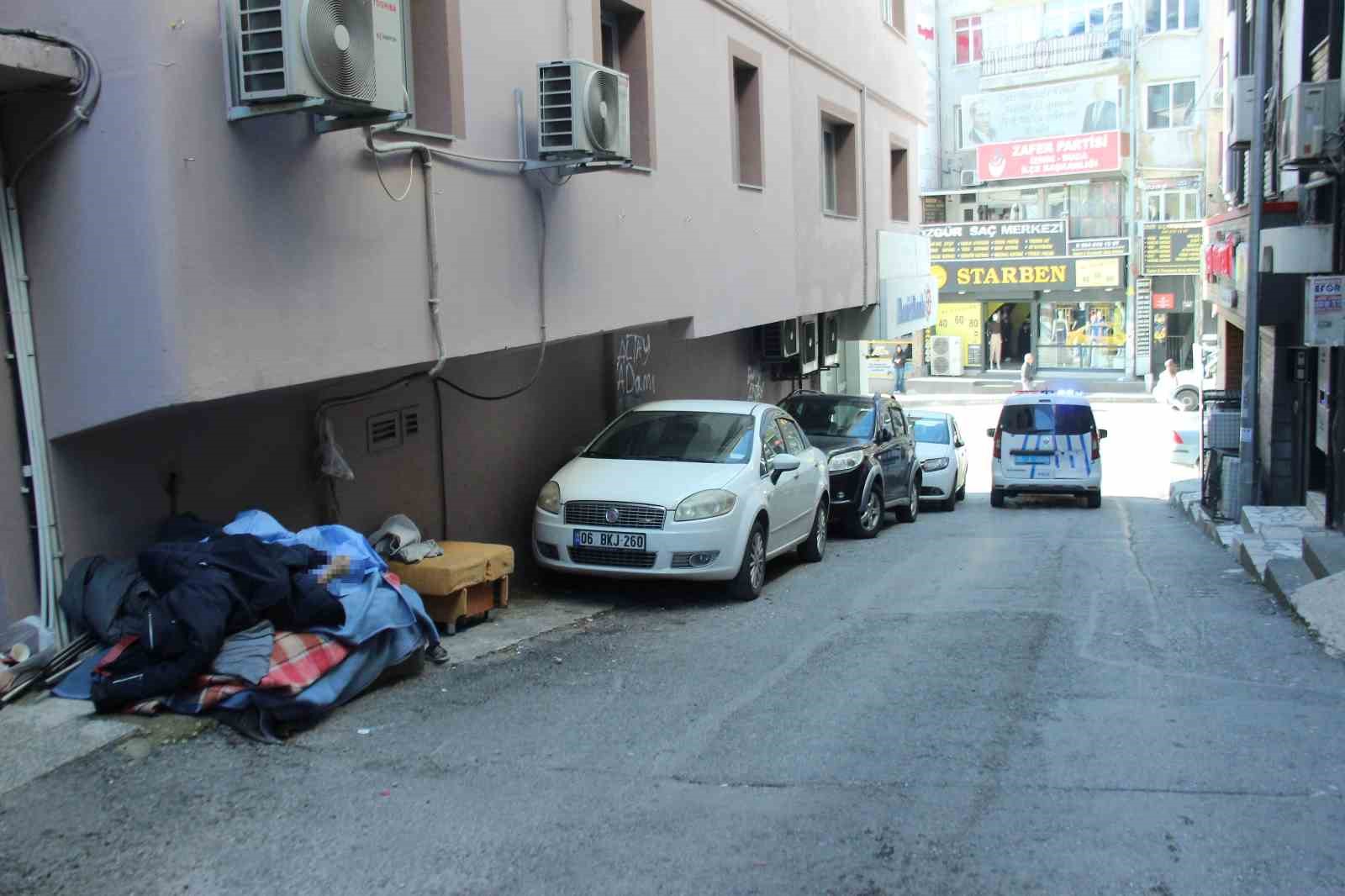 İZMİR BÜYÜKŞEHİR BELEDİYESİ SOKAKTA YAŞAYAN ADAMIN ÖLÜMÜYLE İLGİLİ AÇIKLAMA YAPTI