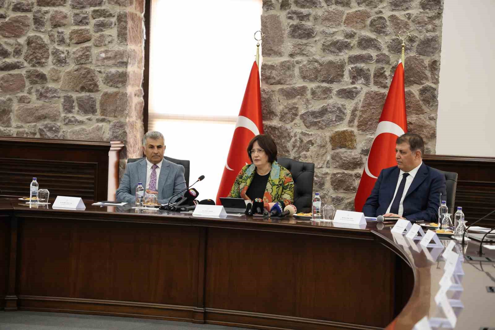 İZMİR KÖRFEZİ'NDE BALIK ÖLÜMLERİ VE KİRLİLİK İLE İLGİLİ EYLEM PLANI AÇIKLANDI