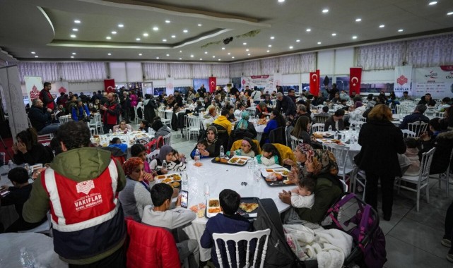 İzmir ve Manisa'da Binlerce Kişiye Ücretsiz İftar