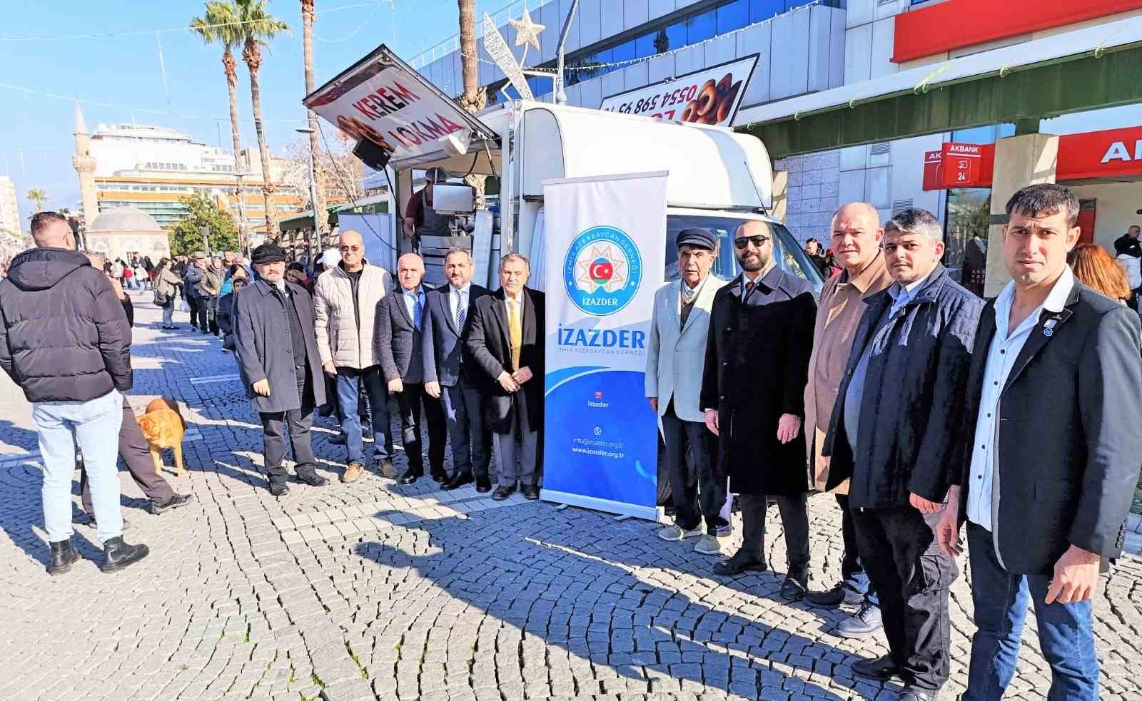 İZMİR'DE AZERBAYCANLILAR İÇİN LOKMA DAĞITILDI