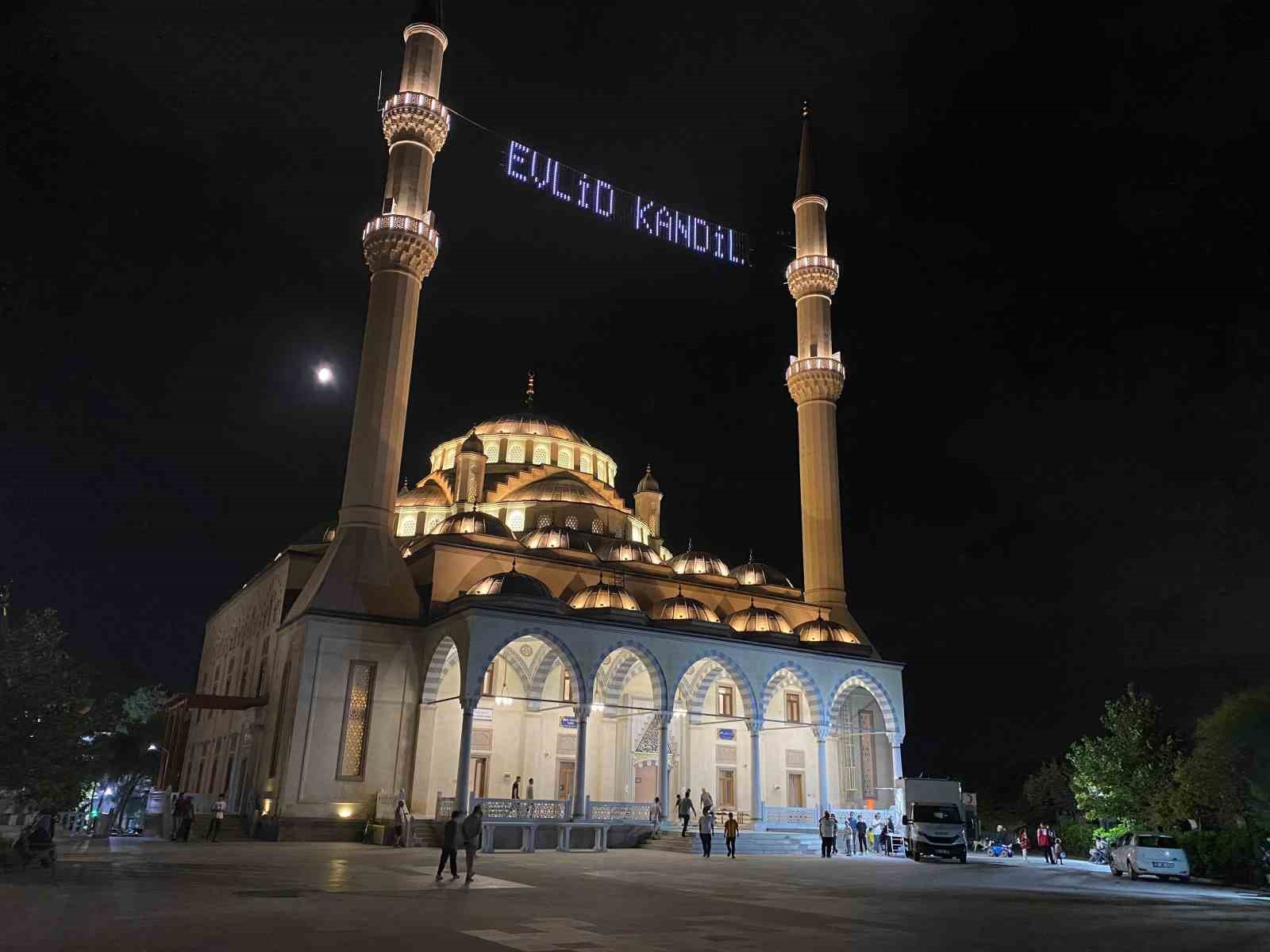İZMİR'DE MEVLİD KANDİLİ COŞKUSU