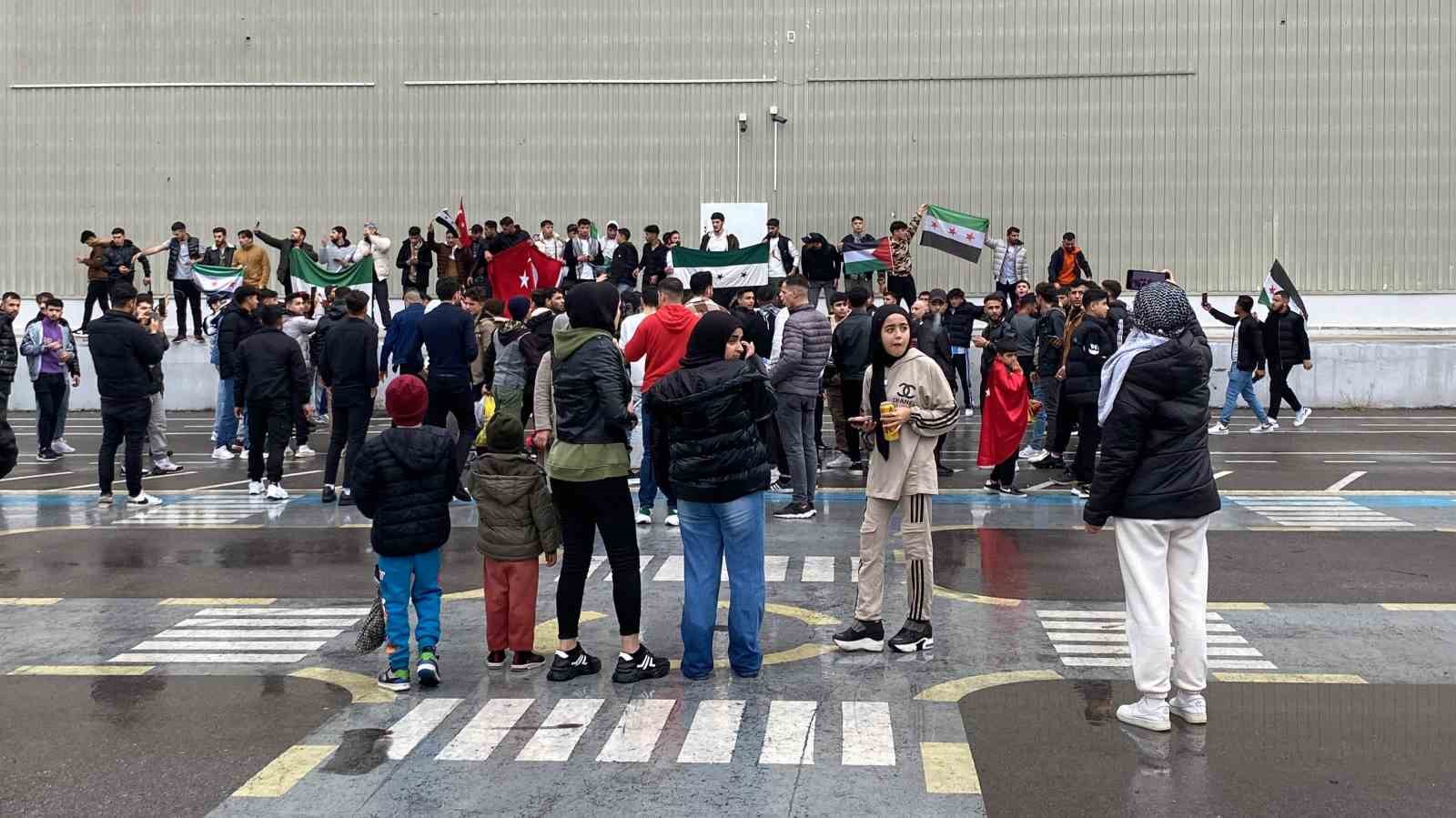 İZMİR'DE SURİYELİLERDEN SEVİNÇ GÖSTERİSİ!