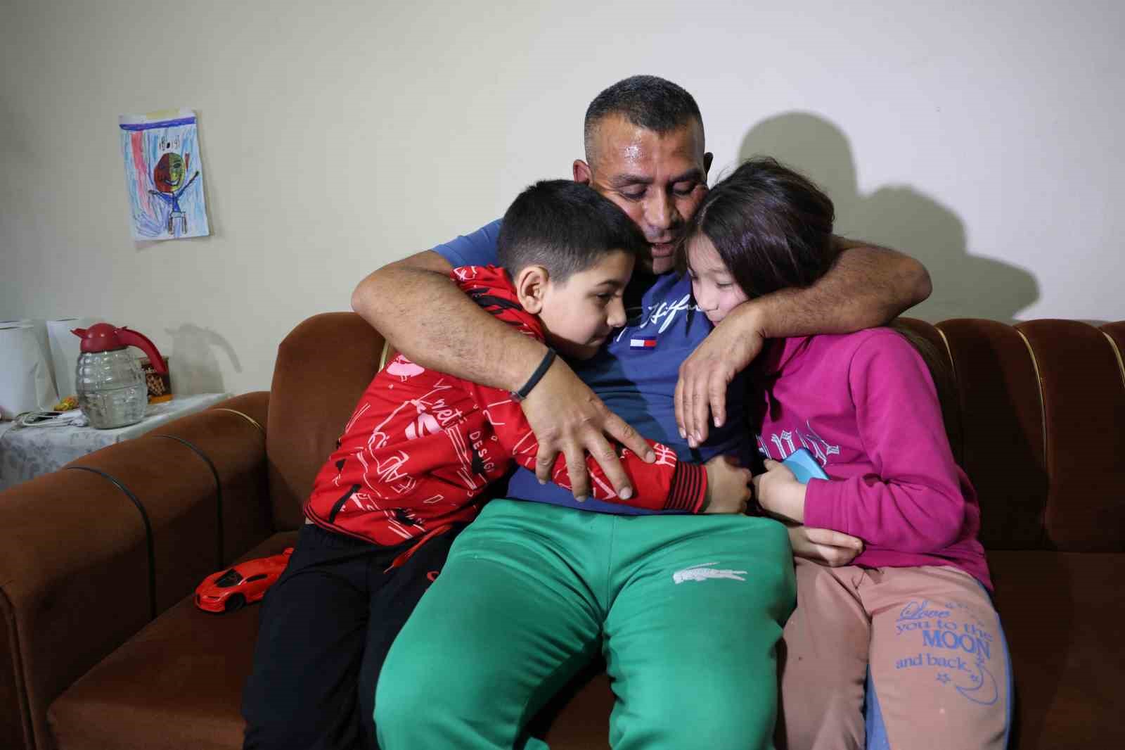 İZMİRLİ BABANIN VEFAKAR MÜCADELESİ HERKESİ ETKİLEDİ