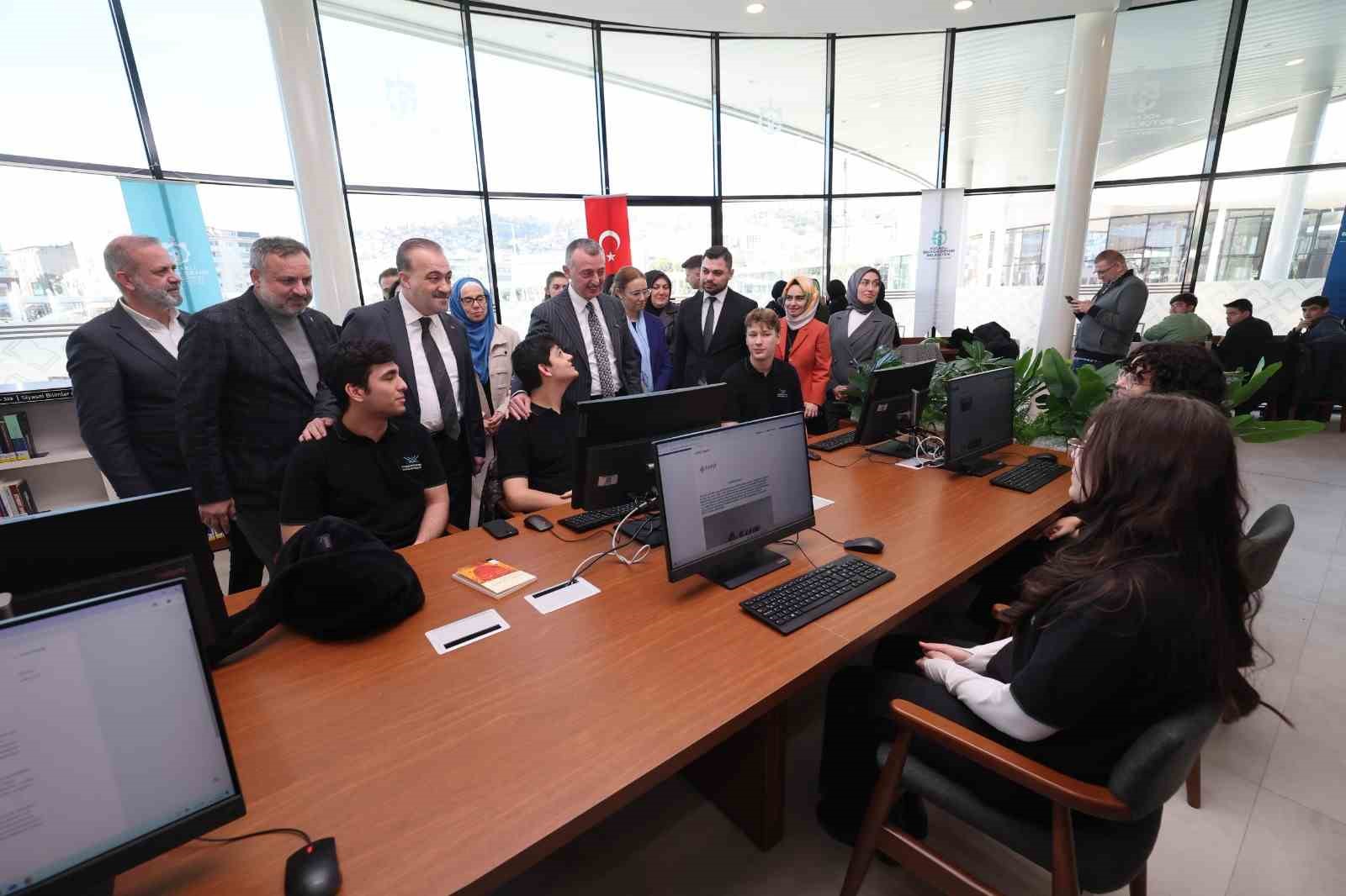İZMİT MİLLİ İRADE MEYDANI'NA KÜTÜPHANE HİZMETE GİRDİ