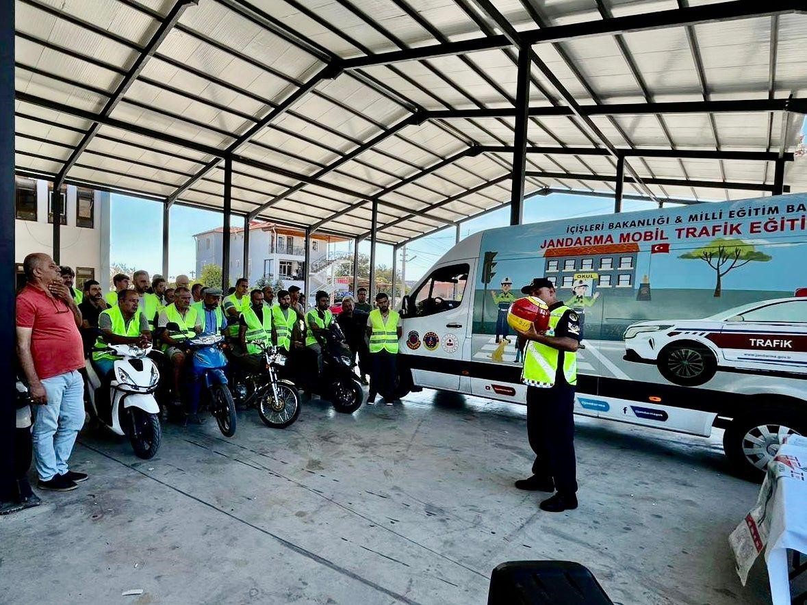 JANDARMA EKİPLERİ MOTOSİKLET SÜRÜCÜLERİNE EĞİTİM VERDİ