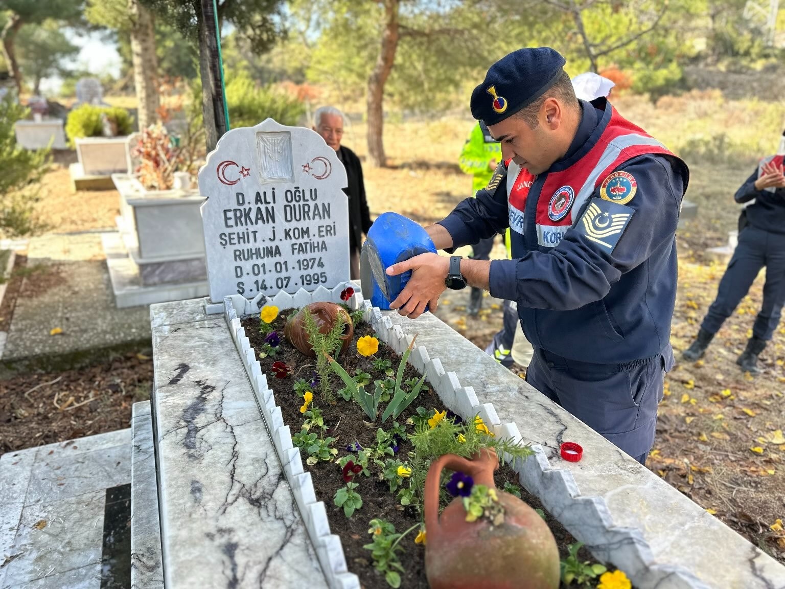 JANDARMA EKİPLERİ ŞEHİT ERKAN DURAN'IN KABRİNİ ZİYARET ETTİ