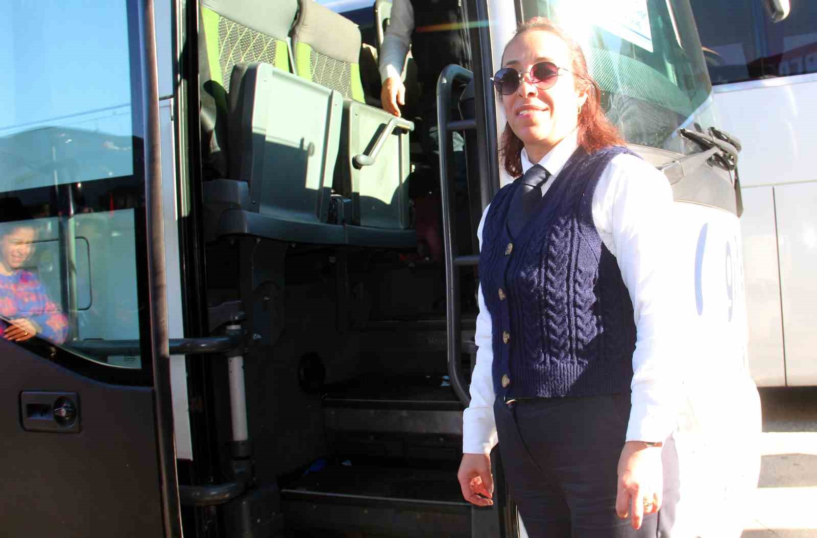 KADIN OTOBÜS ŞOFÖRÜ YOLCULARDA İLGİ ODAĞI