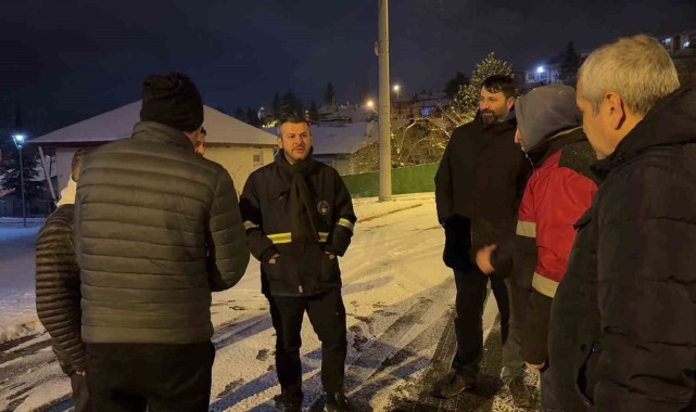 Karabük Belediyesi 100 Personel ile Karla Mücadele Ediyor