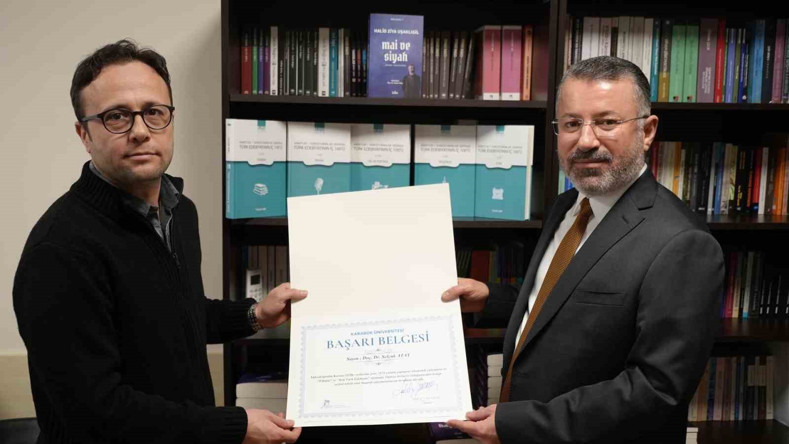 KARABÜK ÜNİVERSİTESİ'NDE ÖĞRETİM ÜYESİ DOÇ. DR. SELÇUK ATAY'A BAŞARI BELGESİ TAKDİM EDİLDİ