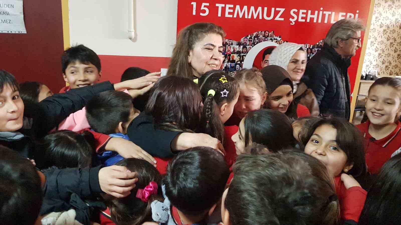 KARABÜK’TE 47 YILLIK ÖĞRETMEN GÖZYAŞLARIYLA UĞURLANDI