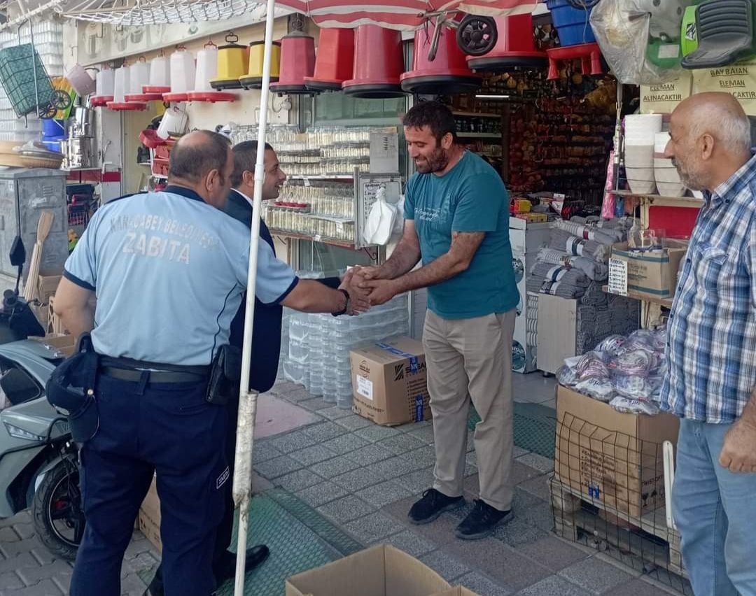KARACABEY BELEDİYESİ KALDIRIM İŞGALİNE SON VERMEYE DEVAM EDİYOR