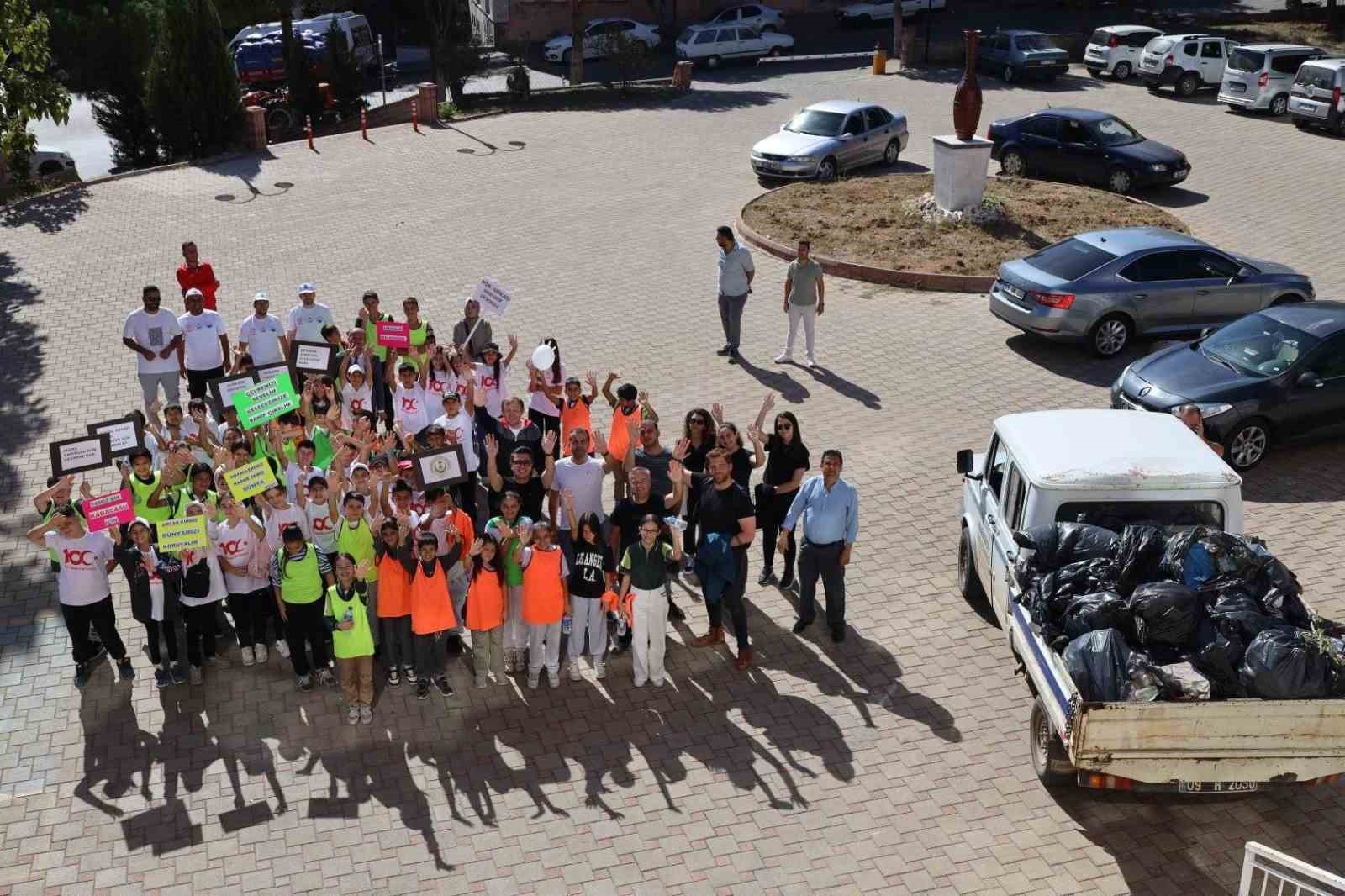 KARACASU’DA ÇEVRE TEMİZLİĞİ YAPILDI