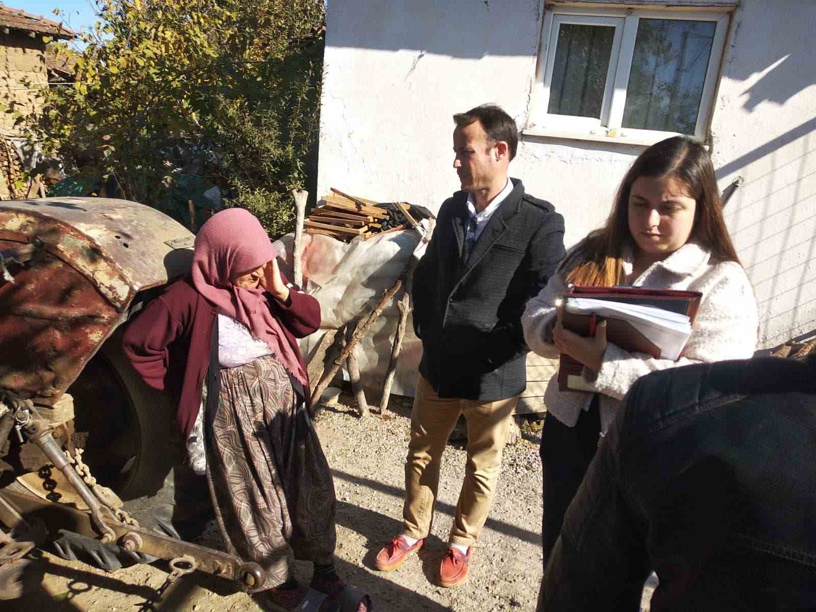 KARESİ BELEDİYESİ, KIRMIZILAR MAHALLESİNDEKİ BİR KADINA YARDIM ETTİ