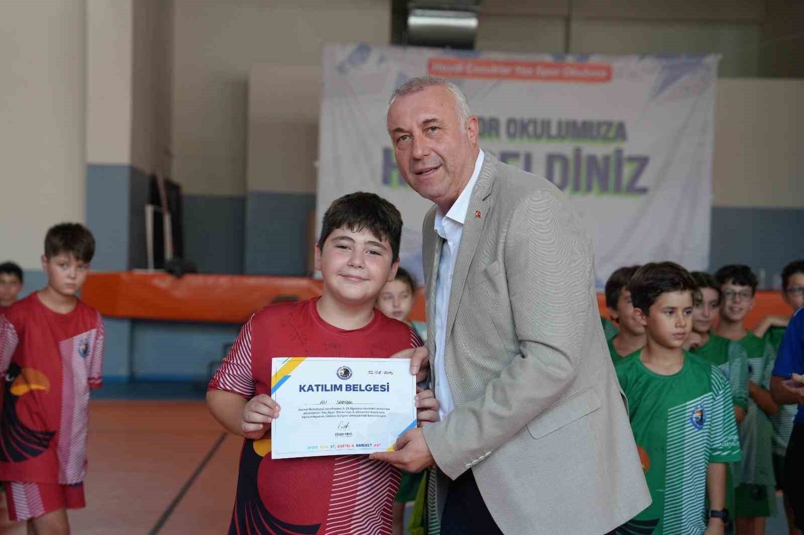 KARTAL BELEDİYESİ YAZ SPOR OKULU'NDAN 150 SPORCU SERTİFİKA ALDI