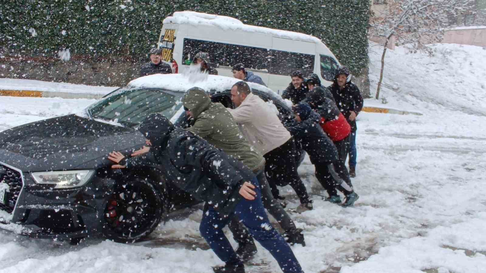KARTAL'DA YOĞUN KAR YAĞIŞI TRAFİĞİ FELÇ ETTİ