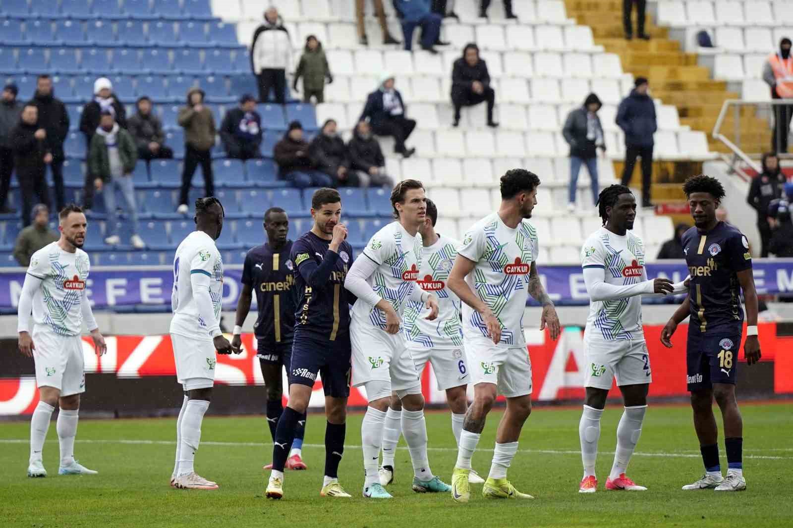 KASIMPAŞA VE ÇAYKUR RİZESPOR 15 DAKİKA BOYUNCA GOLSÜZ BERABERE KALDI