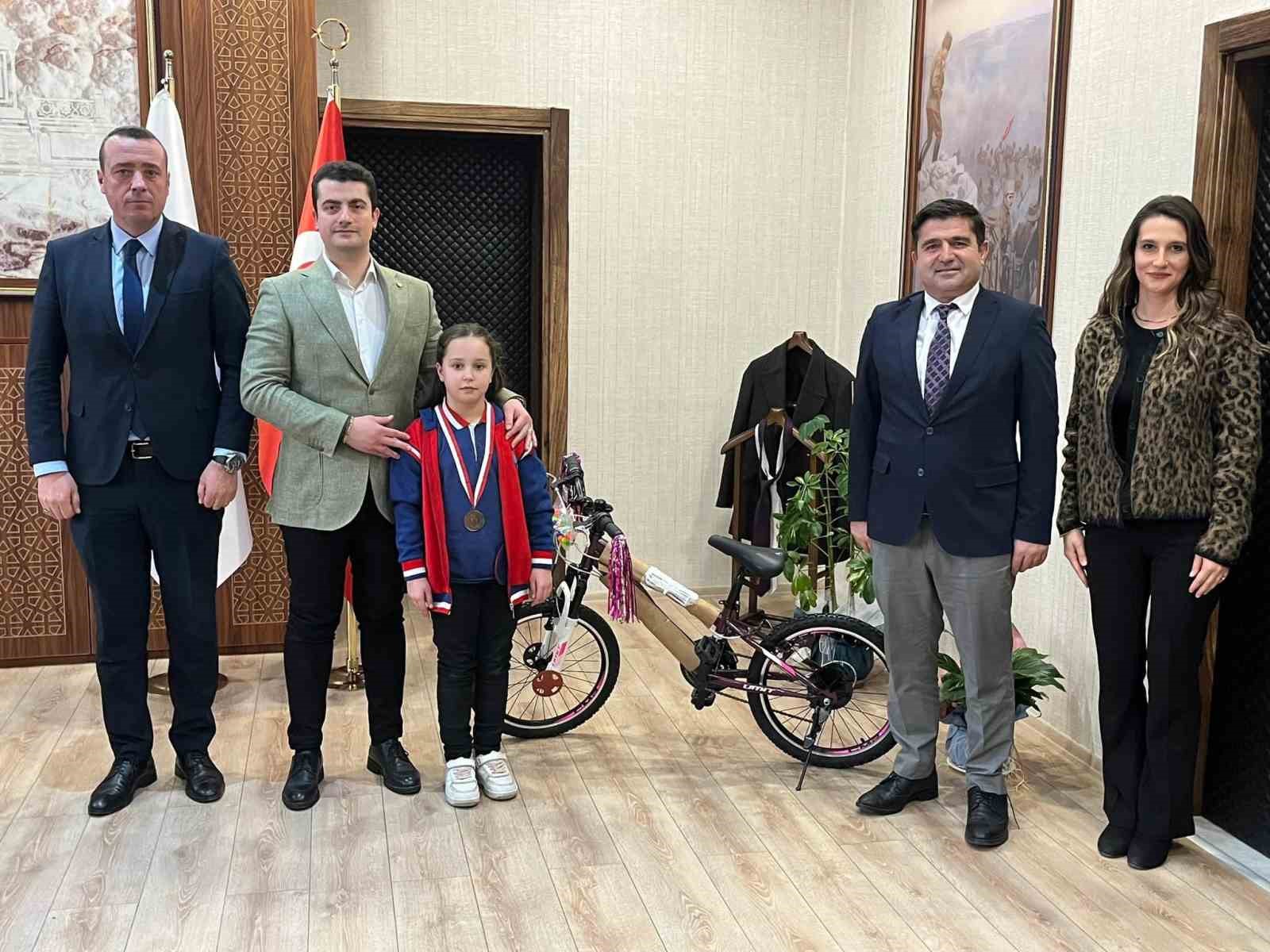 KAYMAKAM ÖDÜLLÜ ÖĞRENCİYİ KABUL ETTİ