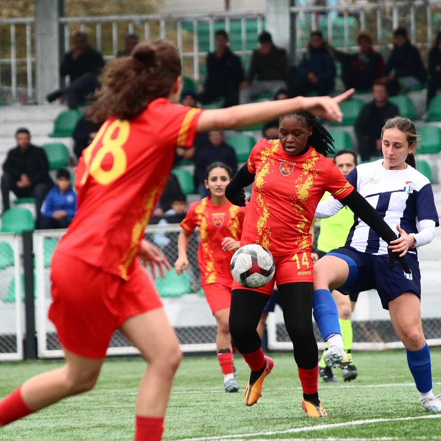 KAYSERİ KADIN FUTBOL TAKIMI GRUP LİDERLİĞİNE YÜKSELMEK İSTİYOR