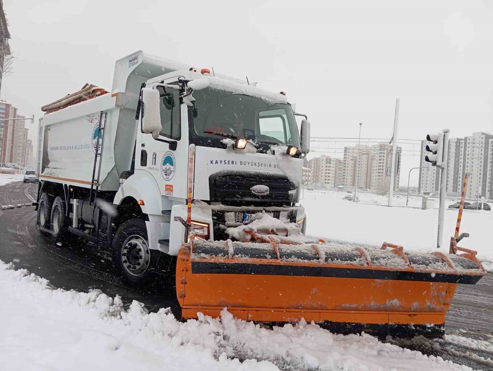 KAYSERİ'DE KARLA MÜCADELE DEVAM EDİYOR