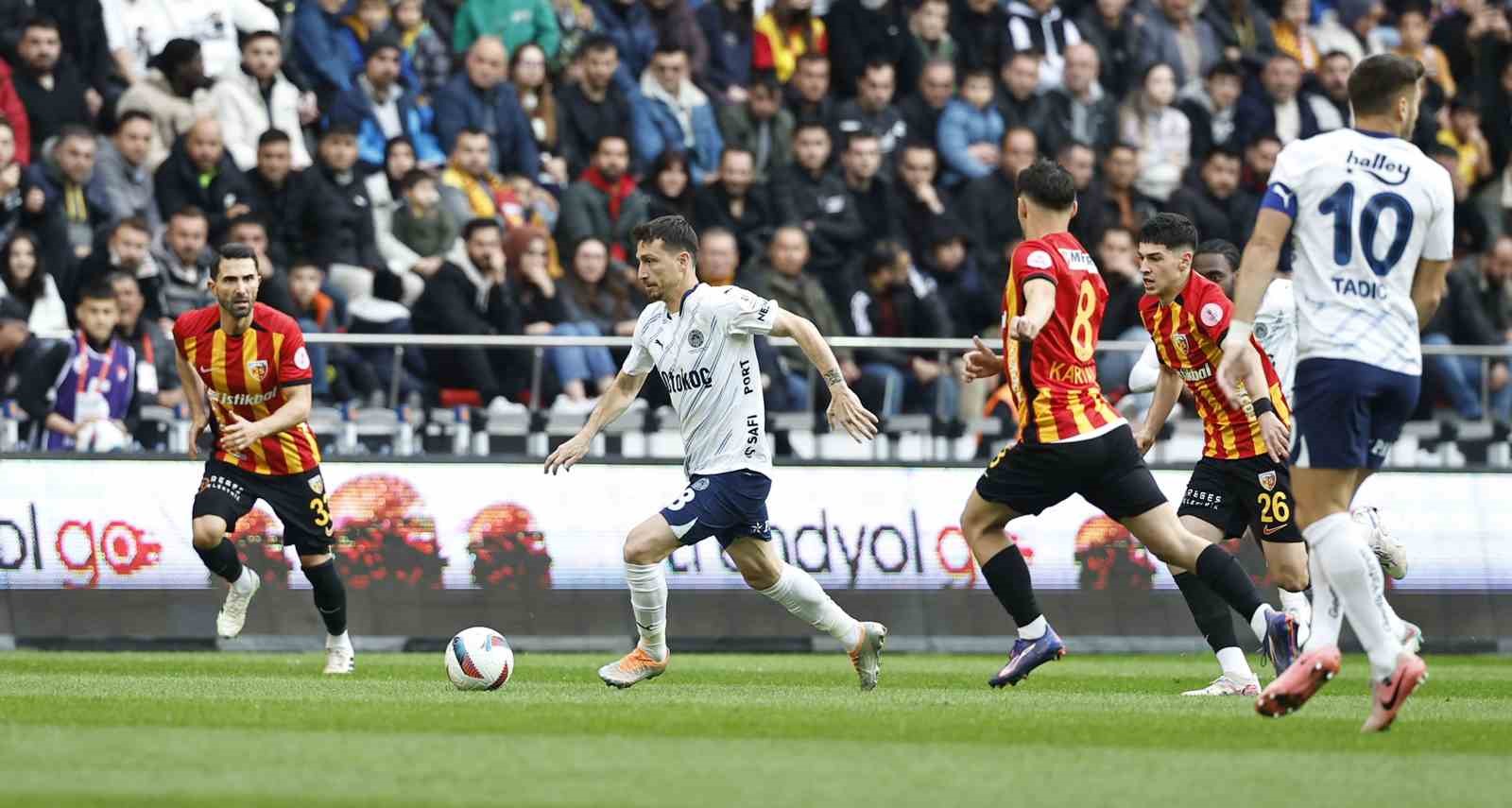 KAYSERİSPOR-FENERBAHÇE MAÇINDA TRİBÜNLER DOLUP TAŞTI