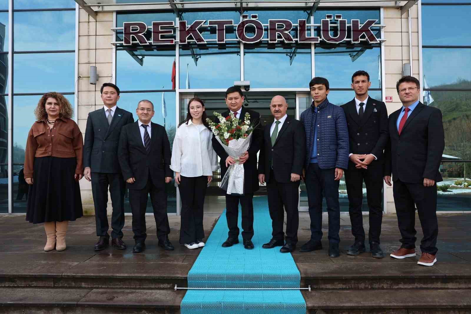 KAZAKİSTAN İSTANBUL BAŞKONSOLOSU DÜZCE ÜNİVERSİTESİ'Nİ ZİYARET ETTİ