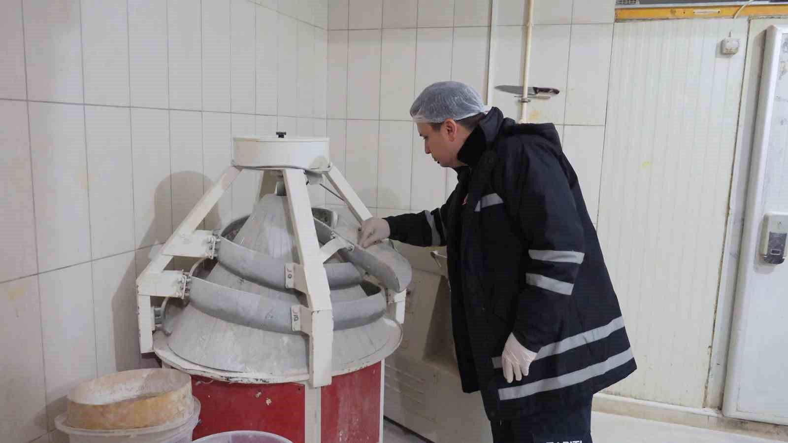 KEMER BELEDİYESİ ZABITA MÜDÜRLÜĞÜ PASTANE VE MARKET DENETİMLERİNE DEVAM EDİYOR