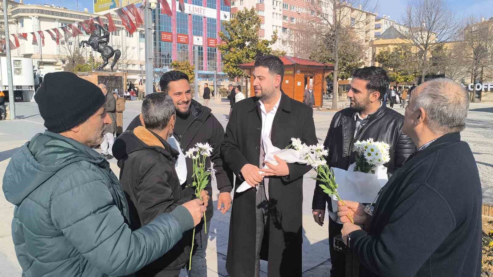 KIRŞEHİR’DE GENÇLERDEN DİKKAT ÇEKİCİ ETKİNLİK: DÜNYA TERSİNE GÜNÜ
