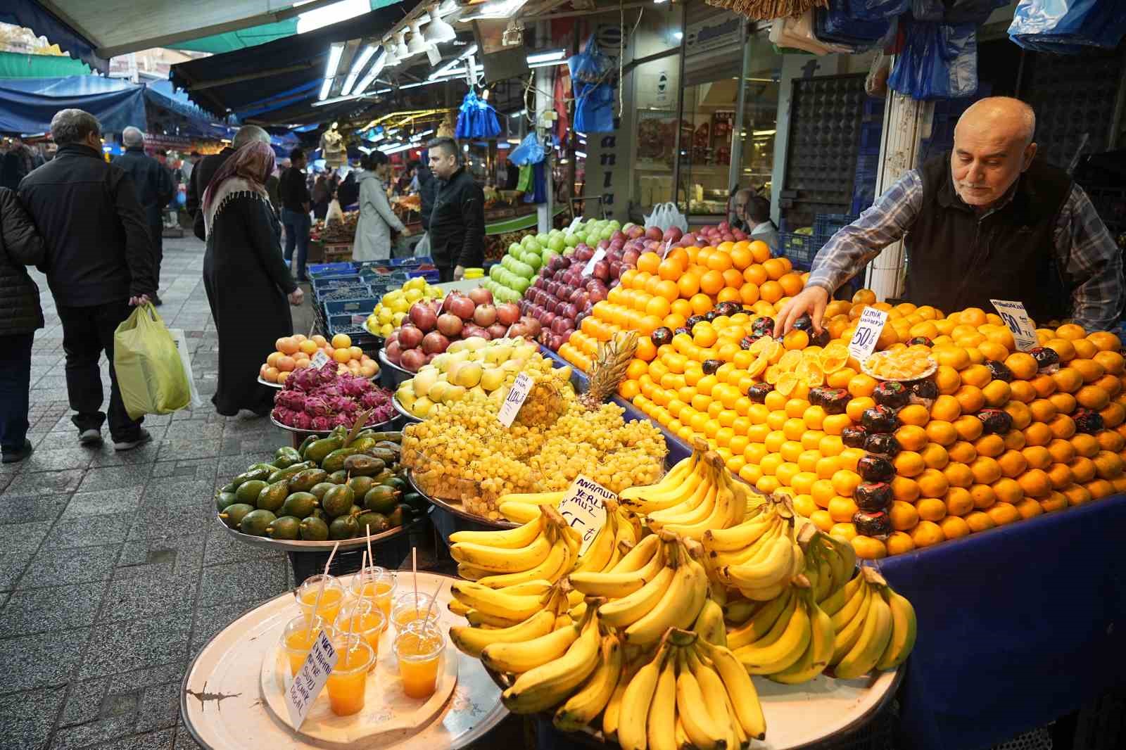 KIŞ MEYVELERİ TEZGAHLARDAKİ YERİNİ ALDI