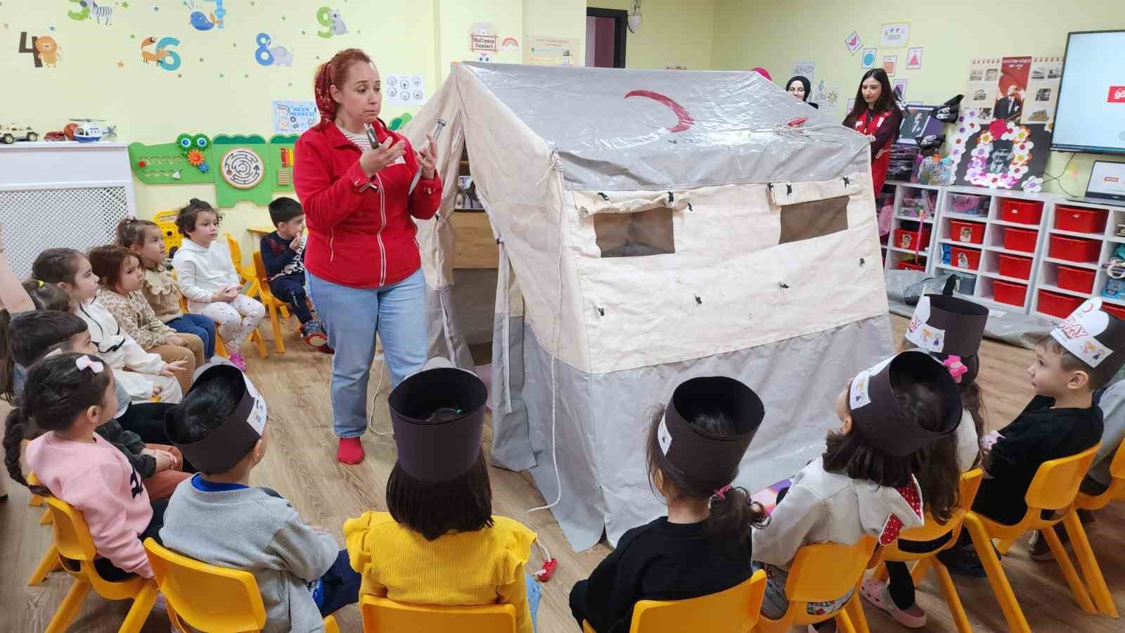 KIZILAY DÜZCE ŞUBESİ ÖĞRENCİLERE AFET BİLİNCİ AŞILADI