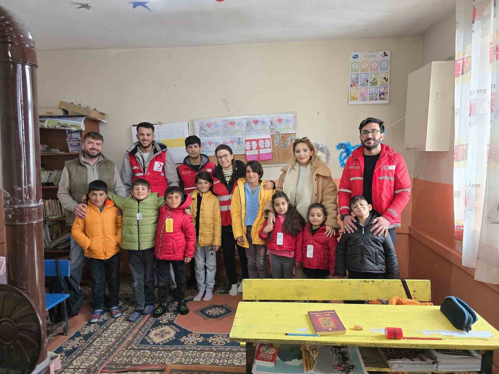 KIZILAY ŞUBESİ HIDIK KÖYÜNDE ÖĞRENCİLERE YARDIM ETTİ