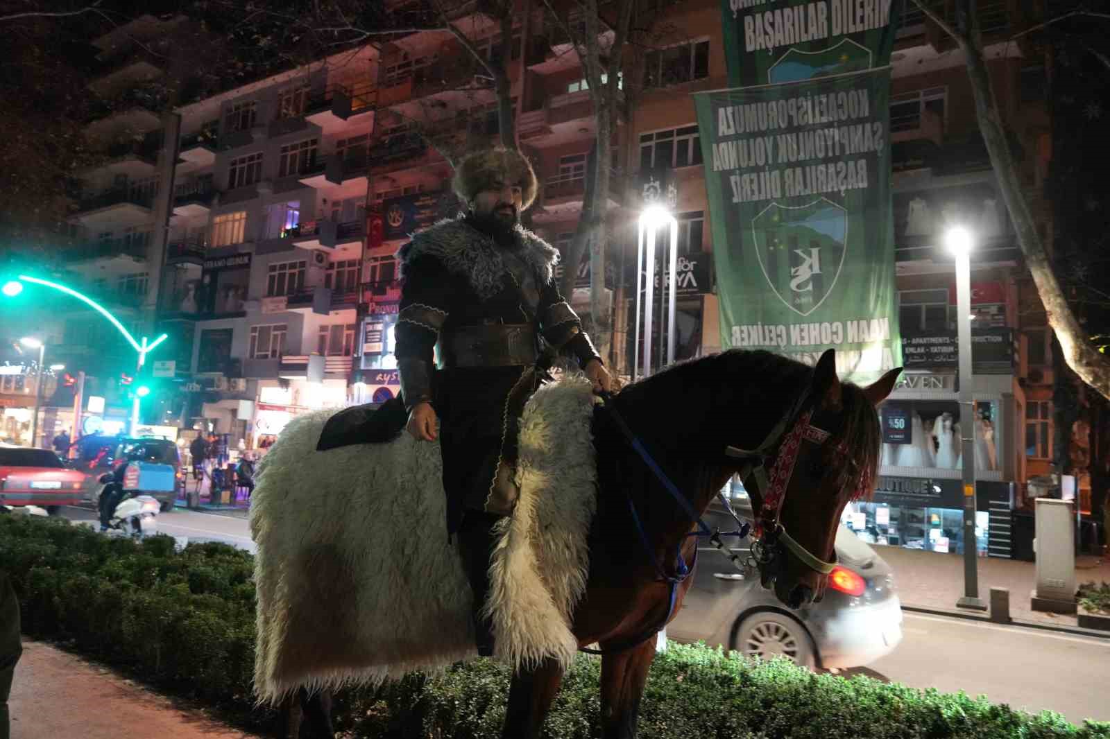 KOCAELİ’DE RENKLİ GÖRÜNTÜLER: VATANDAŞLAR YILI AT ÜSTÜNDE KARŞILADI