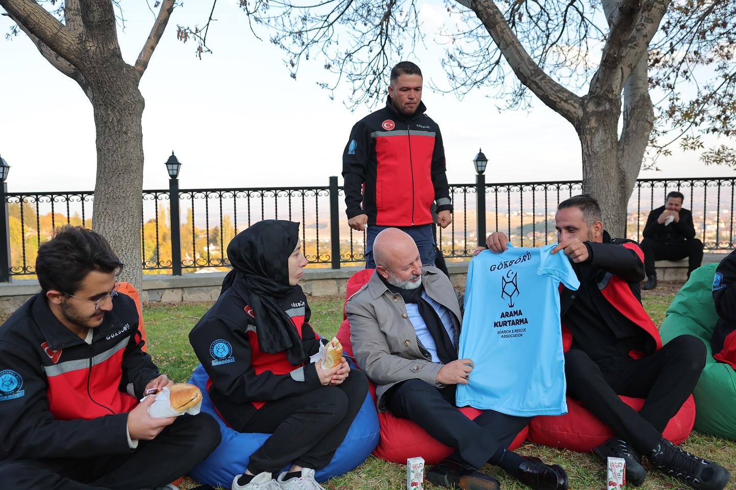 KOCASİNAN BELEDİYE BAŞKANI GÖKBÖRÜ ARAMA KURTARMA DERNEĞİ İLE BİR ARAYA GELDİ