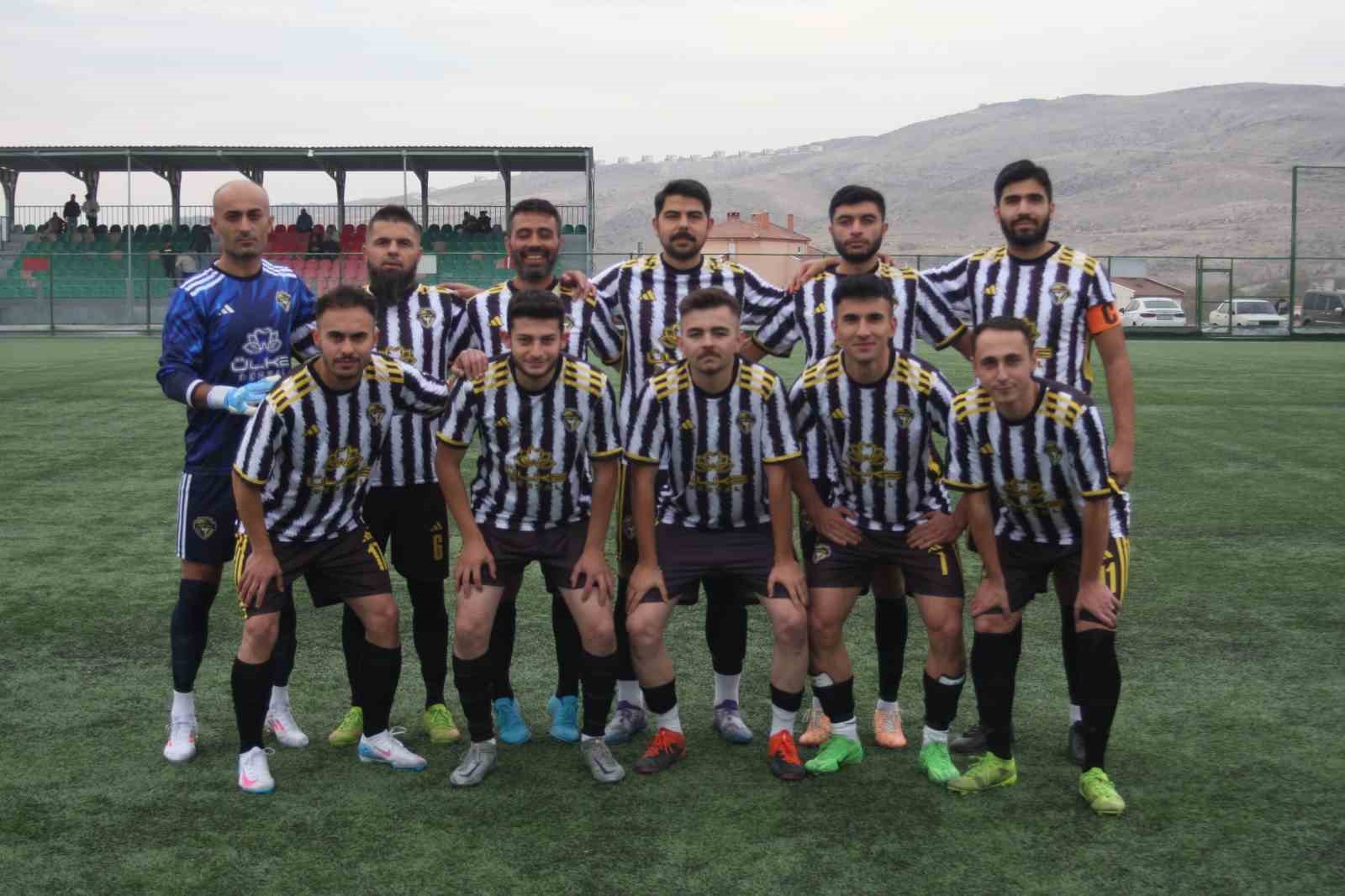 KOCASİNAN ŞİMŞEKSPOR ZİRVEDE YERİNİ SAĞLAMLAŞTIRDI