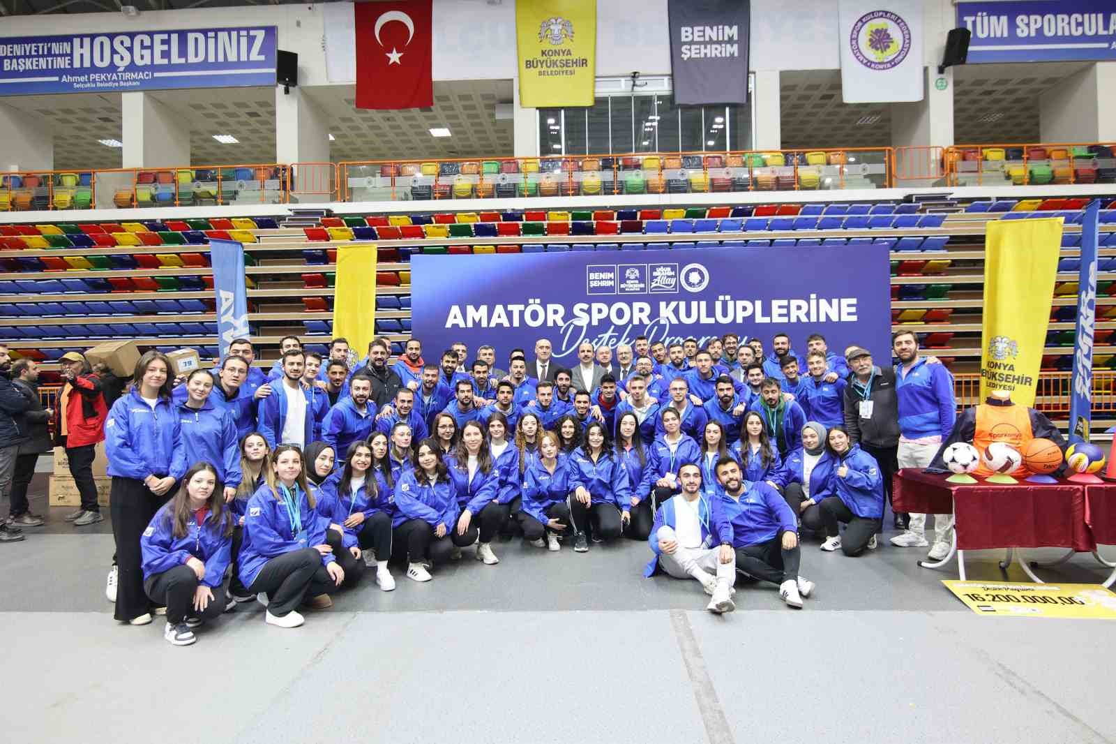 KONYA BÜYÜKŞEHİR BELEDİYESİ, AMATÖR SPOR KULÜPLERİNE MALZEME DESTEĞİNİ SÜRDÜRÜYOR
